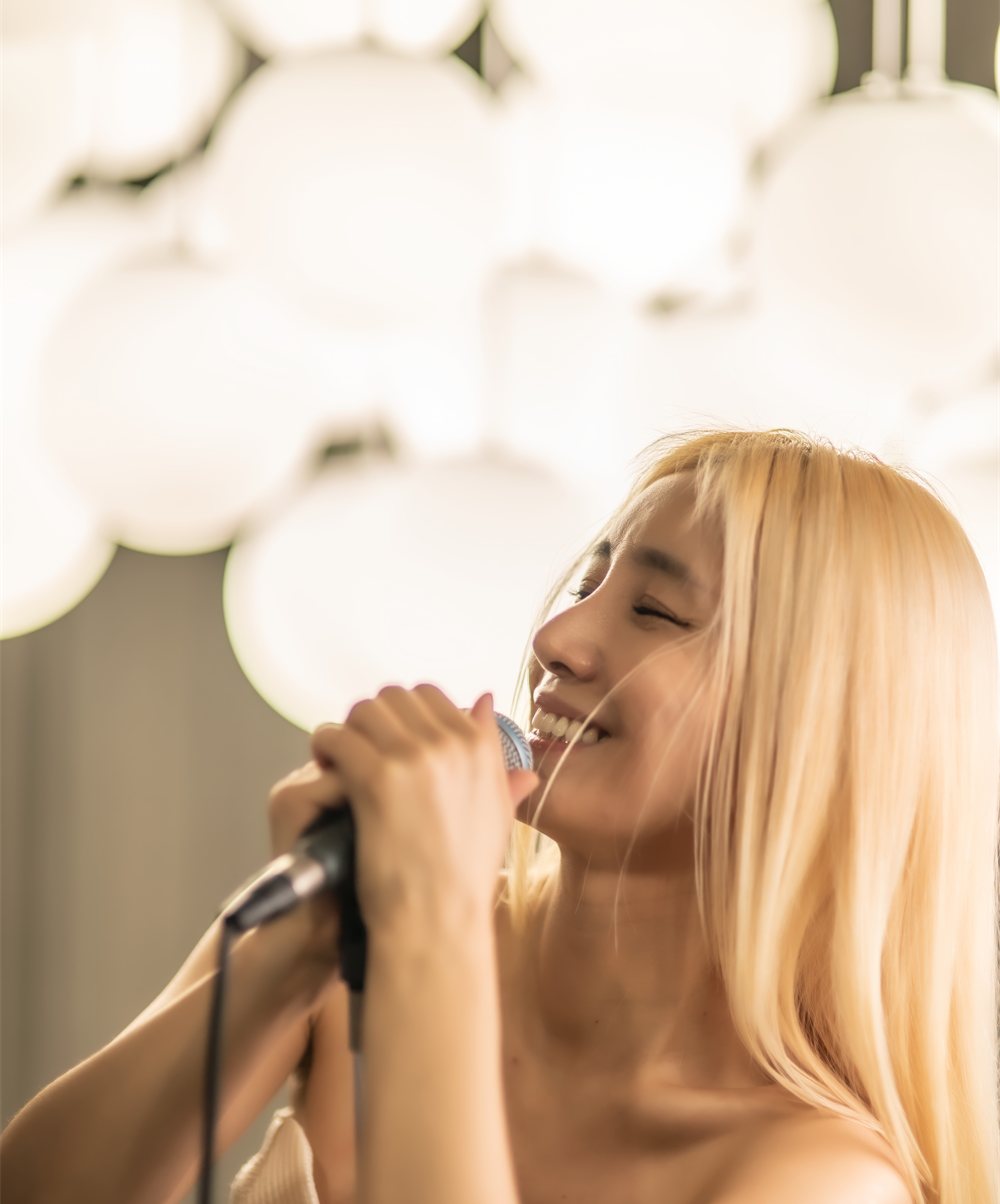 Singer Yumi - Love Always Blooms Again
